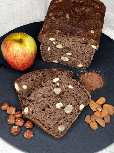 köstliches Dinkel-Apfel-Nussbrot mit geriebenem Apfel, Kakao, Zimt und knackigen Nüssen