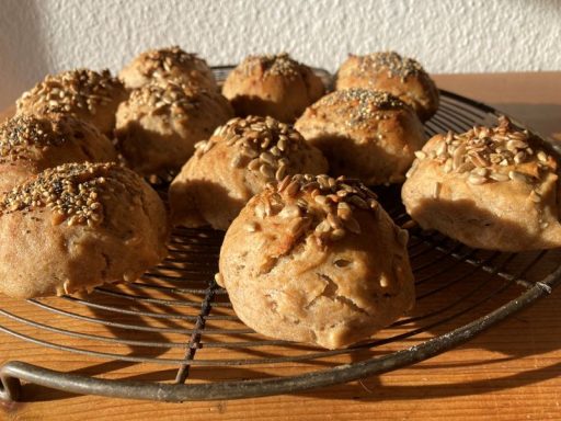 saftige Dinkel-Sauerteig-Semmeln mit guter Kruste