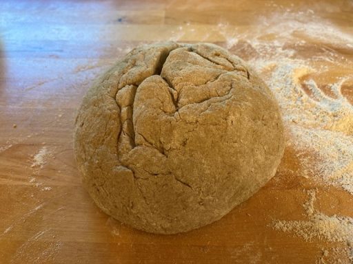 Der Hauptteig wird mit bemehlten Händen zur Kugel geformt.