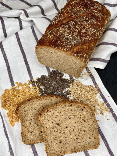 Sauerteig-Dinkelbrot mit feinen Chiasamen, Leinsamen und Sesam - zart knusprig