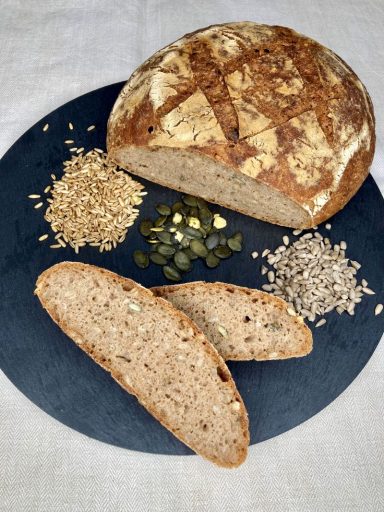 kerniges Hafer-Sauerteig-Dinkelbrot aus gekochten Haferkörnern, Kürbiskernen und Sonnenblumenkernenn