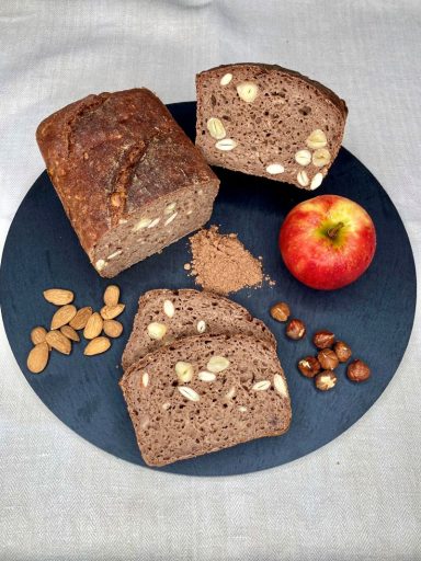 köstliches Apfel-Nussbrot mit geriebenem Apfel, Kakao, Zimt und knackigen Nüssen