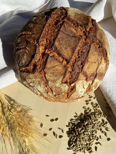 Frei gebackenes Roggen-Sauerteig-Gewürzbrot mit einer herrlichen Kruste. Perfekt gewürzt für eine herzhafte Brotzeit.