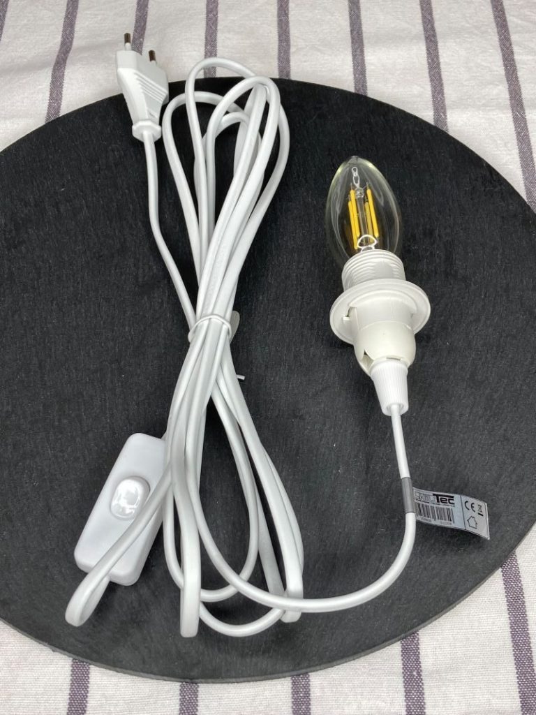 Die Wärmelampe besteht aus einem Kabel mit Schalter, Stecker und einer 4 Watt LED Lampe