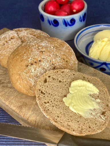 Vinschgauer sind eine österreichische Sauerteig-Spezialität mit dem typischen Gewürz Schabziegerklee. Mit  Roggen- und Dinkelmehl gebacken.