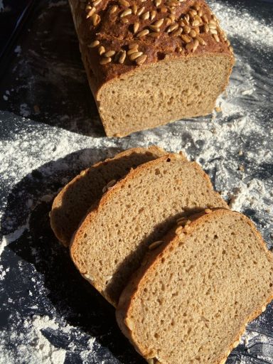 Ein klassisches Roggensauerteigbrot mit saftiger Krume und aromatischem Geschmack. Es passt wunderbar zu herzhaften Aufstrichen und Käse.