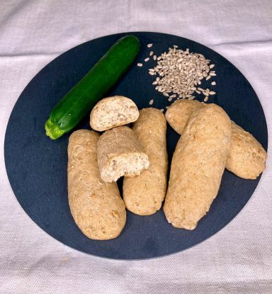 Feine, knusprige Buchweizenstangen mit geraspelten Zucchini - perfekt für unterwegs