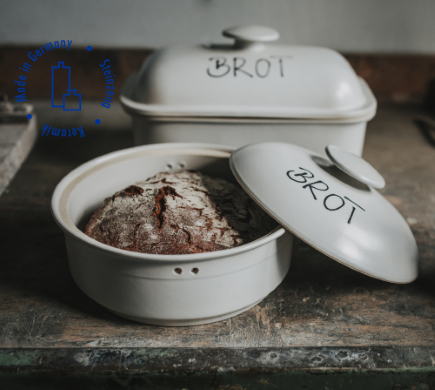 Pfeiffer-Gerhards-Brottopf weißer Steingut Brottopf mit rundem Bauernbrot