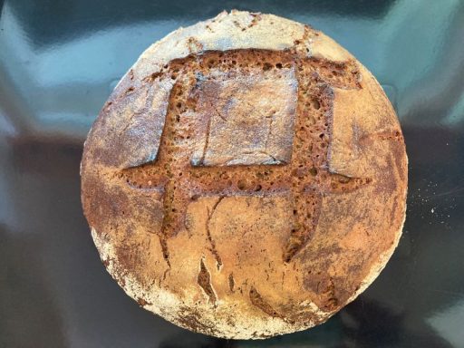 Aus dem Ofen kommt ein köstliches Roggen-Gewürz-Sauerteigbrot mit einer phantastischen Kruste.